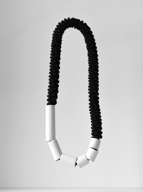 náhrdelník bílé trubičky